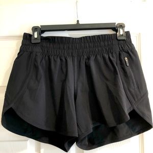 Lululemon Black Tracker Short 4” Size 8